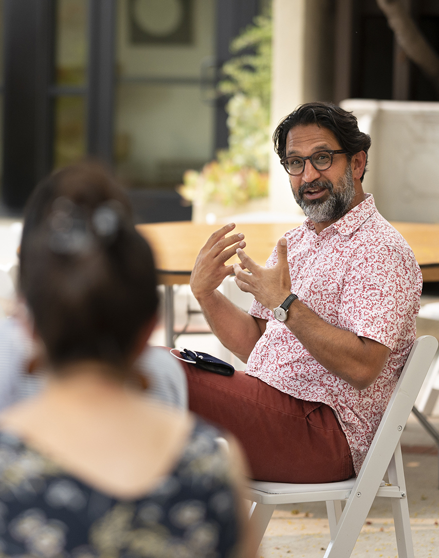 Author Sameer Pandya connects with a student during his outdoor lunch visit to campus.