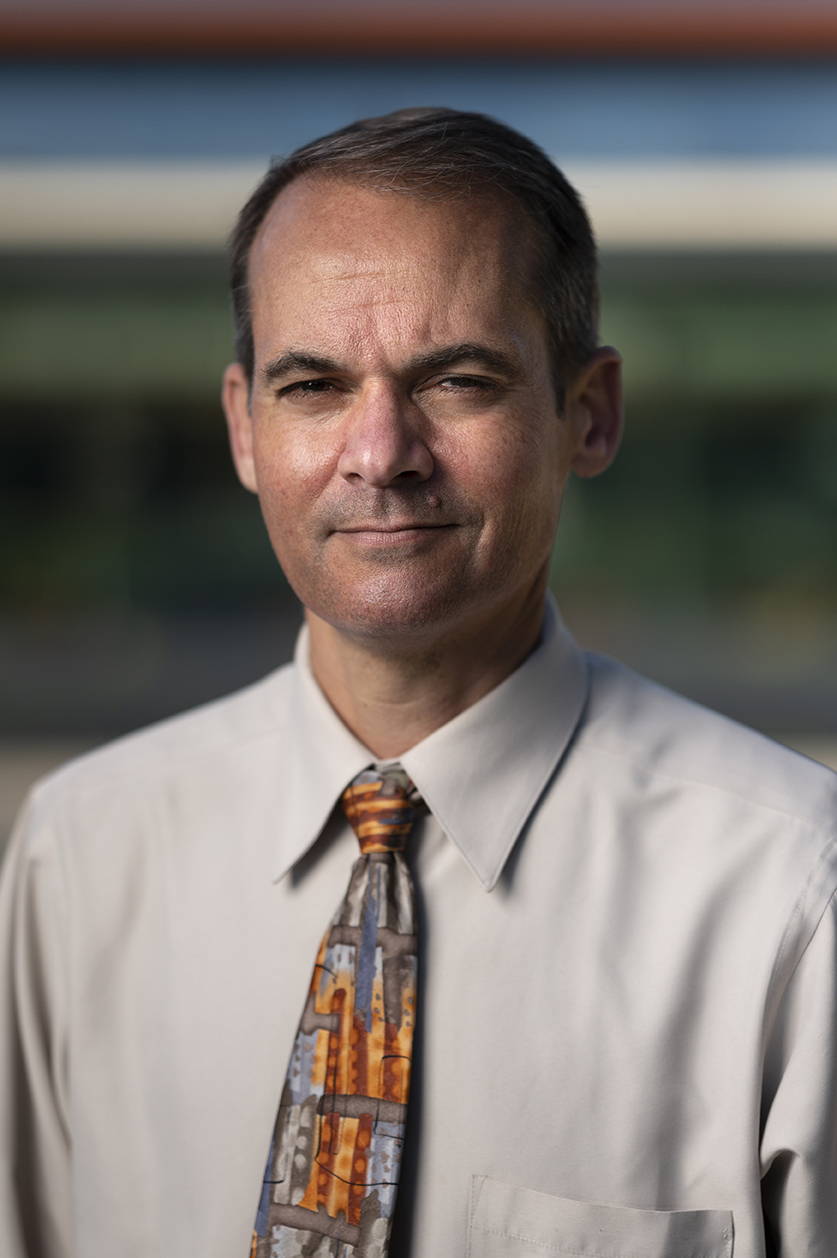 Portrait of Prof. Daniel Krauss on campus.