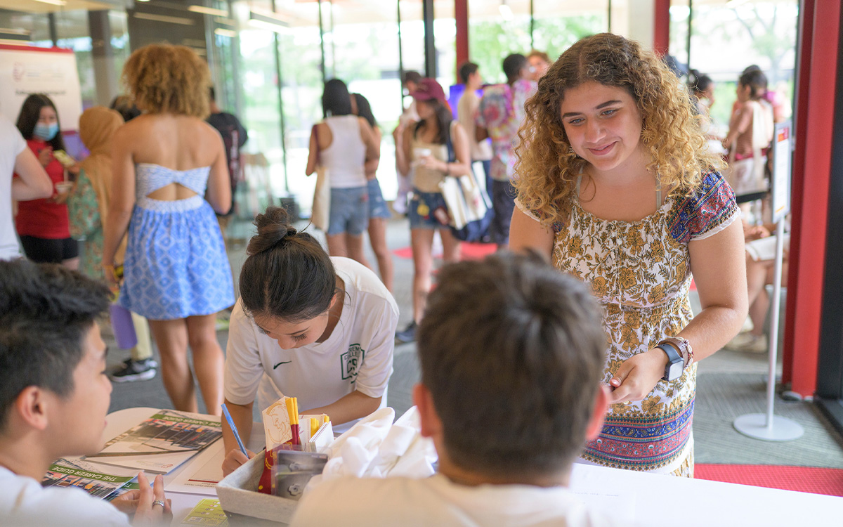 A student checking in at the Soll Center help desk.