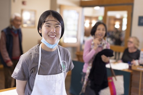 Joanna Hwang ’22 volunteered to serve lunch at the Claremont Joslyn Senior Center.