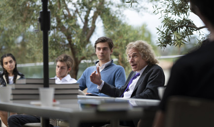 Steven Pinker sits surrounded by students at a discussion event hosted by Professor George Thomas of the Salvatori Center.